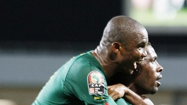 Fotbalisté Kamerunu Mohamadou Idrissou a Samuel Eto´o se radují z branky. Fotbalisté Kamerunu Mohamadou Idrissou a Samuel Eto´o se radují z branky.