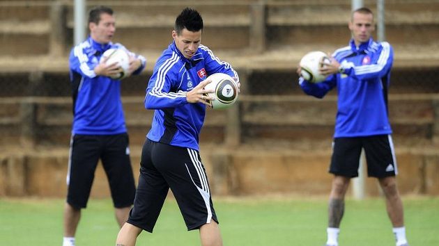 Marek Hamšík (uprostřed) na tréninku slovenské fotbalové reprezentace Marek Hamšík (uprostřed) na tréninku slovenské fotbalové reprezentace
