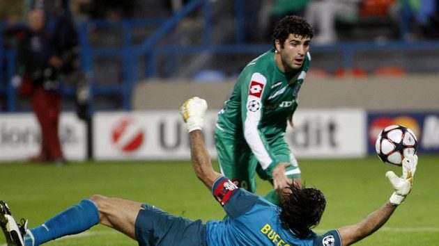 Italský brankář v dresu Juventusu Gianluigi Buffon zasahuje v utkání proti Maccabi Haifa. Italský brankář v dresu Juventusu Gianluigi Buffon zasahuje v utkání proti Maccabi Haifa.