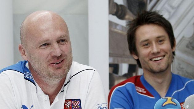 Trenér reprezentačních fotbalistů Michal Bílek (vlevo) a kapitán týmu Tomáš Rosický Trenér reprezentačních fotbalistů Michal Bílek (vlevo) a kapitán týmu Tomáš Rosický