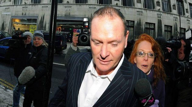 Paul Gascoigne odchází z budovy soudu v Newcastlu. Paul Gascoigne odchází z budovy soudu v Newcastlu.