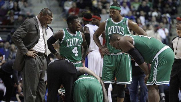 Zraněný Kevin Garnett klečí na palubovce. Zraněný Kevin Garnett klečí na palubovce.