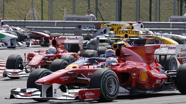 Zdařilý manévr Fernanda Alonsa na startu GP Maďarska znamenal posun na druhé místo. Zdařilý manévr Fernanda Alonsa na startu GP Maďarska znamenal posun na druhé místo.