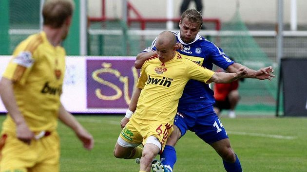 Olomoucký Adam Varadi se snaží obrat o míč Pavla Haška z Dukly Olomoucký Adam Varadi se snaží obrat o míč Pavla Haška z Dukly