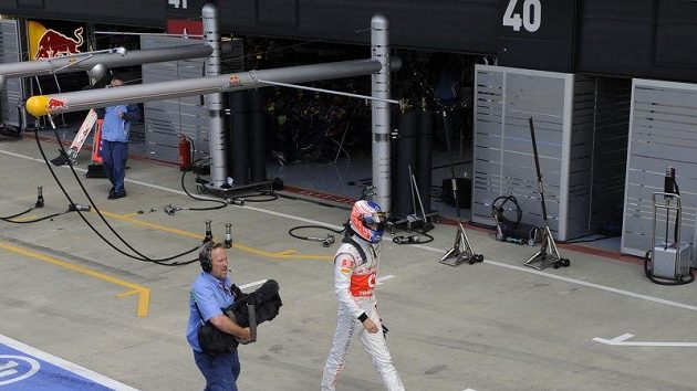 Button skončil po chybě mechanika na konci boxové uličky, do garáže šel po svých. Button skončil po chybě mechanika na konci boxové uličky, do garáže šel po svých.