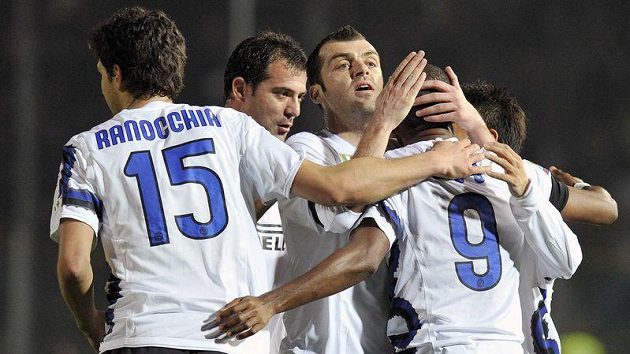 Útočník Interu Milán Samuel Eto´o (č. 9) se raduje se svými spoluhráči z branky do sítě Brescii. Útočník Interu Milán Samuel Eto´o (č. 9) se raduje se svými spoluhráči z branky do sítě Brescii.
