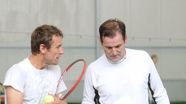 Mats Wilander (vlevo) při tréninku s Karlem Nováčkem. Mats Wilander (vlevo) při tréninku s Karlem Nováčkem.