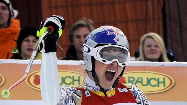 Lindsey Vonnová se raduje v cíli slezdu. Lindsey Vonnová se raduje v cíli slezdu.