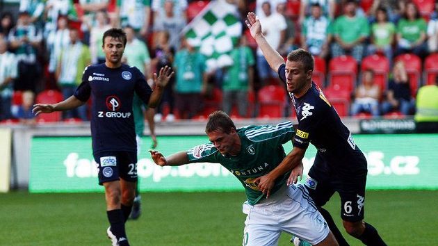Reinberk ze Slovácka (vpravo) posílá k zemi Borka z Bohemians 1905 v utkání 6.kola Gambrinus ligy. Reinberk ze Slovácka (vpravo) posílá k zemi Borka z Bohemians 1905 v utkání 6.kola Gambrinus ligy.