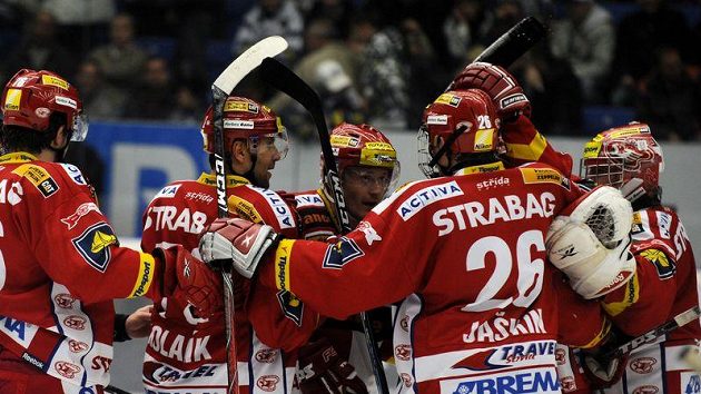 Hokejisté Slavie se radují z vítězství v Plzni. Hokejisté Slavie se radují z vítězství v Plzni.