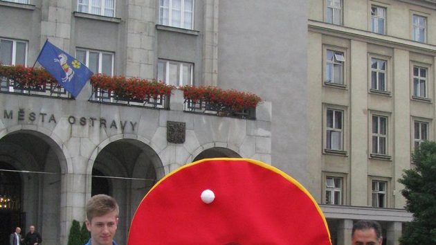Lídr české reprezentace Petr Korbel (vpravo) a dvojnásobný juniorský mistr Evropy Pavel Širuček pózují v Ostravě s maskotem mistrovství Evropy ve stolním tenise. Lídr české reprezentace Petr Korbel (vpravo) a dvojnásobný juniorský mistr Evropy Pavel Širuček pózují v Ostravě s maskotem mistrovství Evropy ve stolním tenise.