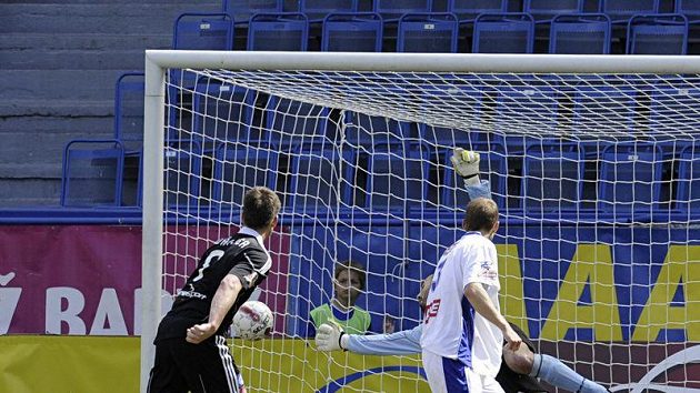 Tomáš Wágner (vlevo) z Příbrami střílí úvodní branku utkání do ústecké sítě. Tomáš Wágner (vlevo) z Příbrami střílí úvodní branku utkání do ústecké sítě.