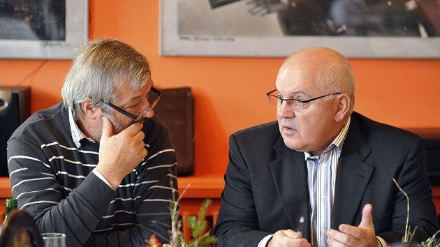 Prezident Asociace profesionálních klubů ledního hokeje (APK) Ctibor Jech a ředitel hokejové extraligy Stanislav Šulc (vpravo). Prezident Asociace profesionálních klubů ledního hokeje (APK) Ctibor Jech a ředitel hokejové extraligy Stanislav Šulc (vpravo).