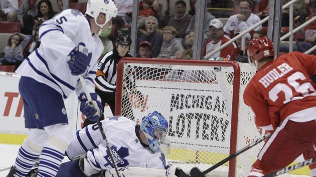Útočník Detroitu Jiří Hudler překonává gólmana Toronta Jussiho Rynnase. Útočník Detroitu Jiří Hudler překonává gólmana Toronta Jussiho Rynnase.