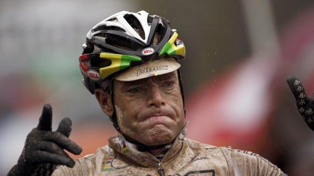 Záběr na australského vítěze sobotní etapy Giro d'Italia Cadela Evanse z Austrálie dokumentuje, jaké podmínky na trati panovaly. Záběr na australského vítěze sobotní etapy Giro d'Italia Cadela Evanse z Austrálie dokumentuje, jaké podmínky na trati panovaly.