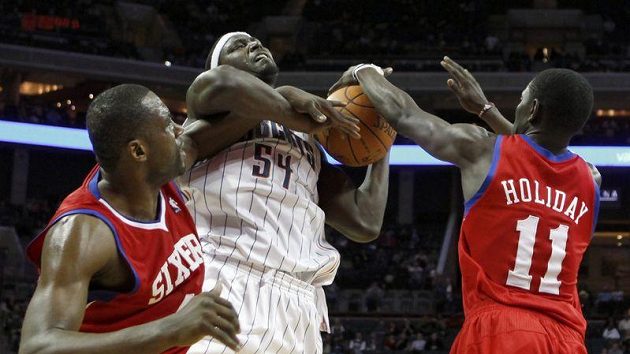 Kwame Brown z Charlotte (uprostřed) se snaží prosadit proti obraně Philadelphie. Kwame Brown z Charlotte (uprostřed) se snaží prosadit proti obraně Philadelphie.