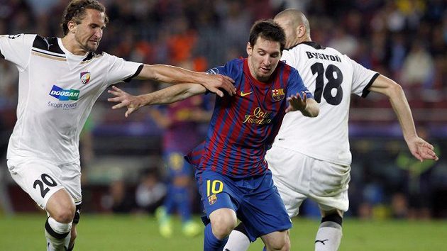 Plzeňský Petr Jiráček (vlevo) se snaží zastavit Lionela Messihoz Barcelony. Plzeňský Petr Jiráček (vlevo) se snaží zastavit Lionela Messihoz Barcelony.