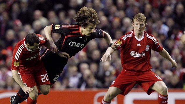 Liverpoolští Dirk Kuyt (vpravo) a Javier Macherano (vlevo) si vzali do parády Davida Luize z Benfiky Lisabon. Liverpoolští Dirk Kuyt (vpravo) a Javier Macherano (vlevo) si vzali do parády Davida Luize z Benfiky Lisabon.