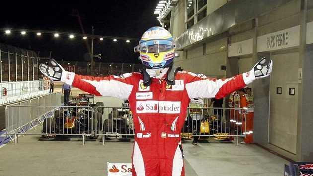 Vítězné gesto Fernanda Alonsa v cíli GP Singapuru. Vítězné gesto Fernanda Alonsa v cíli GP Singapuru.