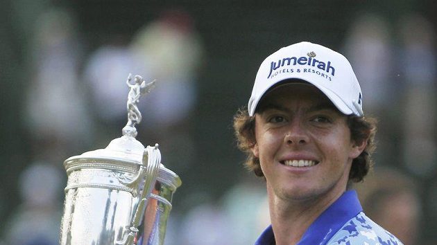 Šťastný Rory McIlroy s pohárem pro vítěze Us Open. Šťastný Rory McIlroy s pohárem pro vítěze Us Open.