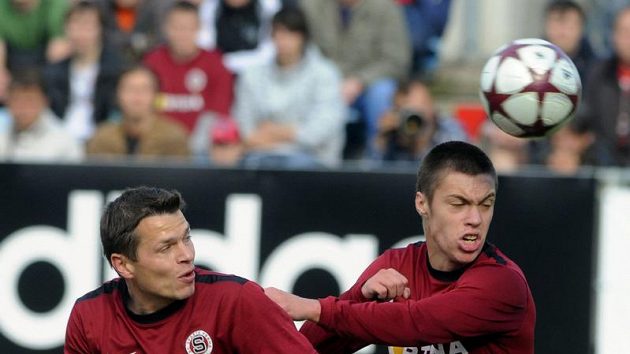 Sparťanští hráči Libor Sionko (vlevo) a Václav Kadlec v utkání v Českých Budějovicích. Sparťanští hráči Libor Sionko (vlevo) a Václav Kadlec v utkání v Českých Budějovicích.