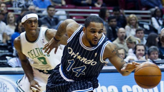 Basketbalista Orlanda Jameer Nelson (vpravo) se probíjí přes hráče Bostonu Rajona Ronda. Basketbalista Orlanda Jameer Nelson (vpravo) se probíjí přes hráče Bostonu Rajona Ronda.