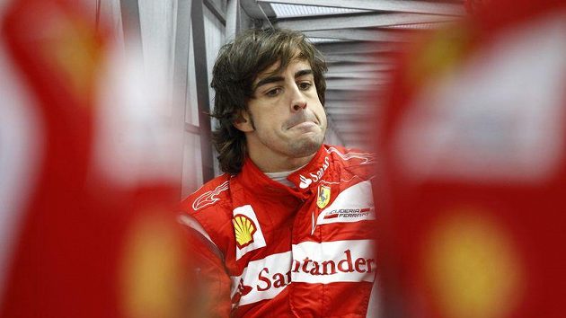 Fernando Alonso přemýšlí v zázemí stáje Ferrari, jak vyzrát ve zbytku sezóny na jezdce McLarenu. Fernando Alonso přemýšlí v zázemí stáje Ferrari, jak vyzrát ve zbytku sezóny na jezdce McLarenu.