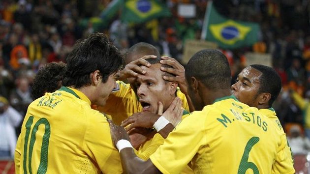 Brazilský kanonýr Luís Fabiano (uprostřed) přijímá gratulaci ke gólu do sítě Pobřeží slonoviny - ilustrační foto. Brazilský kanonýr Luís Fabiano (uprostřed) přijímá gratulaci ke gólu do sítě Pobřeží slonoviny - ilustrační foto.