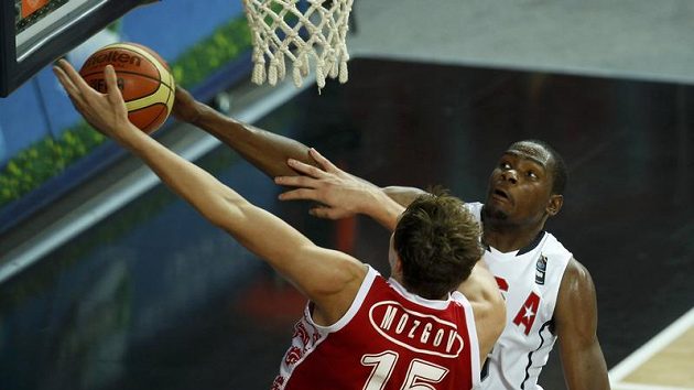 Američan Kevin Durant (vpravo) blokuje při střelbě Rusa Mozgova. Američan Kevin Durant (vpravo) blokuje při střelbě Rusa Mozgova.