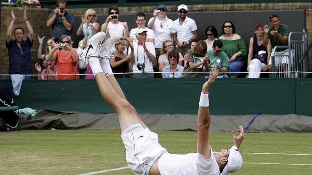 John Isner padá štěstím na trávník, po jedenácti hodinách zvítězil. John Isner padá štěstím na trávník, po jedenácti hodinách zvítězil.