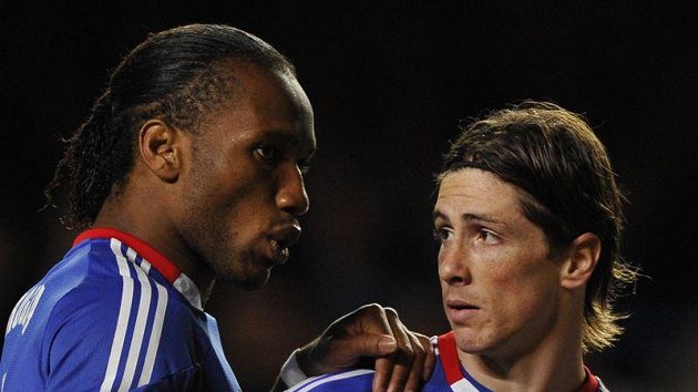 Fernando Torres po boku spoluhráče Didiera Drogby. Fernando Torres po boku spoluhráče Didiera Drogby.