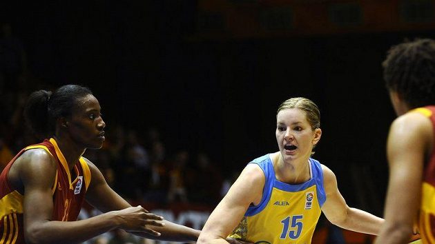 Sylvia Fowlesová z Galatasarye Istanbul (vlevo) se snaží ubránit Evu Vítečkovou z USK Praha. Sylvia Fowlesová z Galatasarye Istanbul (vlevo) se snaží ubránit Evu Vítečkovou z USK Praha.