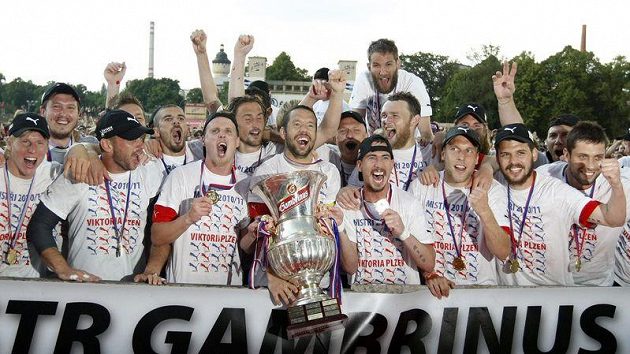 Plzeňští fotbalisté slaví první historický titul. Plzeňští fotbalisté slaví první historický titul.