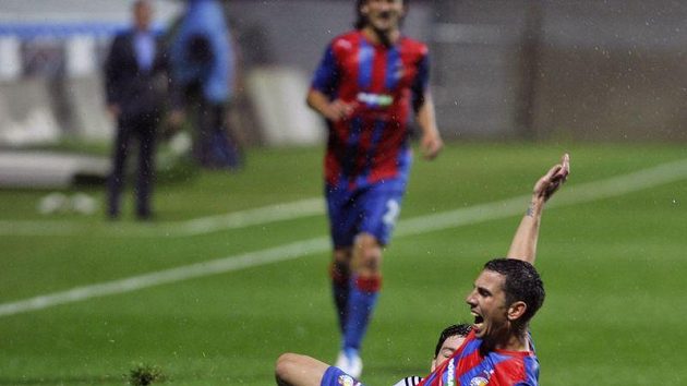 Plzeňský Milan Petržela otevřel skóre. Plzeňský Milan Petržela otevřel skóre.