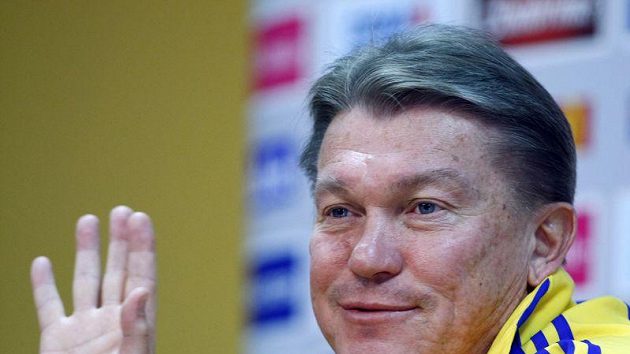 Trenér Ukrajiny Oleg Blochin mluví s novináři na tiskové konferenci. Trenér Ukrajiny Oleg Blochin mluví s novináři na tiskové konferenci.