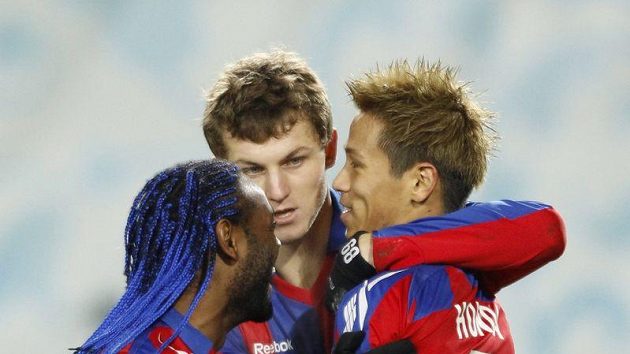 Tomáš Necid se objímá s Keisukem Hondou (vpravo) po střeleném gólu do sítě Palerma. Tomáš Necid se objímá s Keisukem Hondou (vpravo) po střeleném gólu do sítě Palerma.