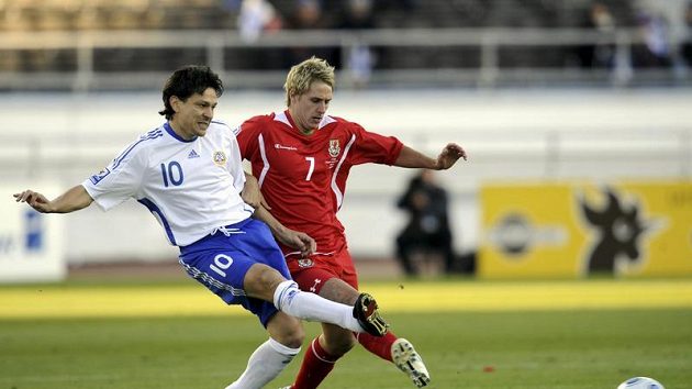 Fin Jari Litmanen (v bílém) v souboji s Davidem Edwardsem z Walesu Fin Jari Litmanen (v bílém) v souboji s Davidem Edwardsem z Walesu