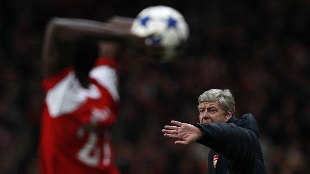 Trenér Arsenalu Arséne Wenger udílí hráčům pokyny při zápase s Barcelonou Trenér Arsenalu Arséne Wenger udílí hráčům pokyny při zápase s Barcelonou