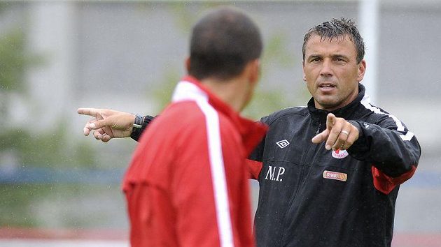 Michal Petrouš, trenér fotbalové Slavie, bude v napětí, co v Edenu přinesou dny příští. Michal Petrouš, trenér fotbalové Slavie, bude v napětí, co v Edenu přinesou dny příští.