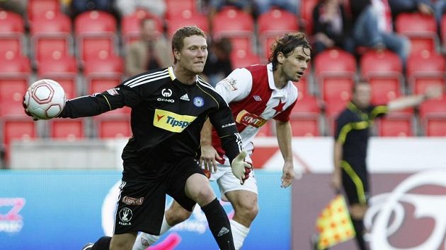 Olomoucký brankář Martin Blaha (vpředu) a slávista Karol Kisel. Olomoucký brankář Martin Blaha (vpředu) a slávista Karol Kisel.