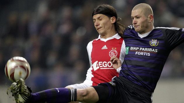 Ondřej Mazuch z Anderlechtu (vpravo) v souboji o míč s Markem Panteličem z Ajaxu. Ondřej Mazuch z Anderlechtu (vpravo) v souboji o míč s Markem Panteličem z Ajaxu.