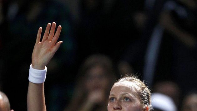 Petra Kvitová zdraví diváky v Istanbulu po vítězství nad Caroline Wozniackou. Petra Kvitová zdraví diváky v Istanbulu po vítězství nad Caroline Wozniackou.