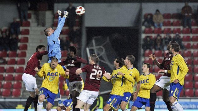 Teplický brankář Tomáš Grigar (vlevo) zasahuje před svou brankou v utkání se Spartou. Teplický brankář Tomáš Grigar (vlevo) zasahuje před svou brankou v utkání se Spartou.