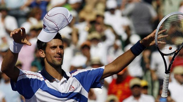 Vítězné gesto Novaka Djokoviče po výhře nad Rafaelem Nadalem v Miami. Vítězné gesto Novaka Djokoviče po výhře nad Rafaelem Nadalem v Miami.