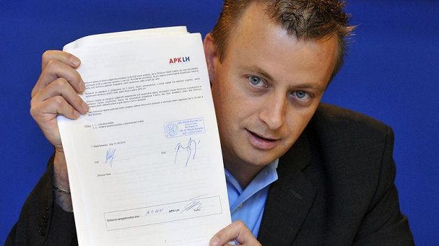 Finanční ředitel hokejového klubu BK Mladá Boleslav Michal Koliáš ukazuje smlouvu Jiřího Marušáka. Finanční ředitel hokejového klubu BK Mladá Boleslav Michal Koliáš ukazuje smlouvu Jiřího Marušáka.