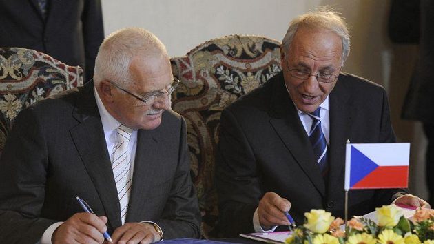 Prezident Václav Klaus (vlevo) podepisuje dopis předsedovi Mezinárodního olympijského výboru Jacquesovi Roggeovi a předseda Českého olympijského výboru Milan Jirásek podepsal přihlášku České republiky na olympiádu v Londýně. Prezident Václav Klaus (vlevo) podepisuje dopis předsedovi Mezinárodního olympijského výboru Jacquesovi Roggeovi a předseda Českého olympijského výboru Milan Jirásek podepsal přihlášku České republiky na olympiádu v Londýně.
