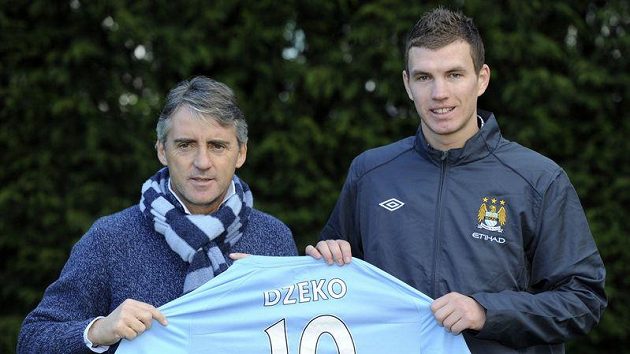 Edin Džeko (vpravo) s trenérem Manchesteru City Robertem Mancinim Edin Džeko (vpravo) s trenérem Manchesteru City Robertem Mancinim