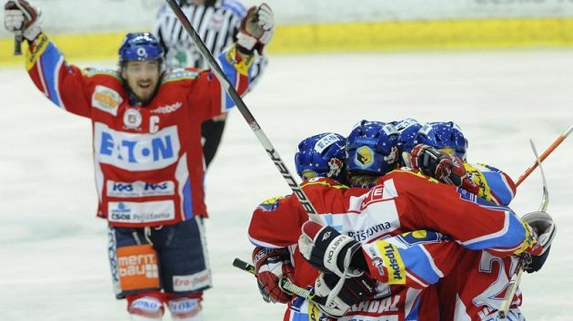 Hokejisté Pardubic jsou jedním ze tří týmů, které v letošním ročníku Tipsport extraligy dosud neztratily bod. Hokejisté Pardubic jsou jedním ze tří týmů, které v letošním ročníku Tipsport extraligy dosud neztratily bod.