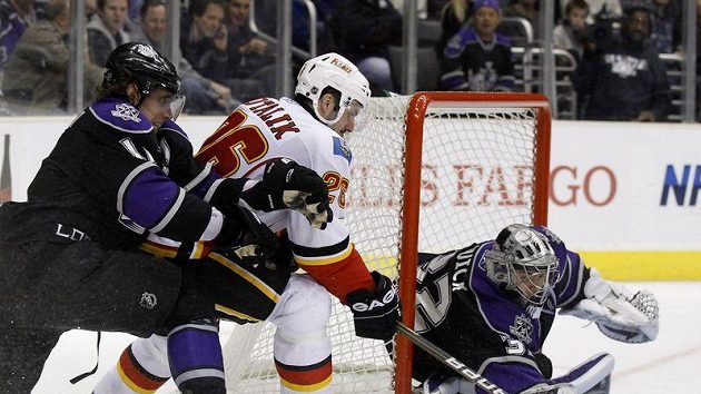 Útočník Calgary Aleš Kotalík, bráněný Anze Kopitarem, ohrožuje brankáře Los Angeles Kings. Útočník Calgary Aleš Kotalík, bráněný Anze Kopitarem, ohrožuje brankáře Los Angeles Kings.