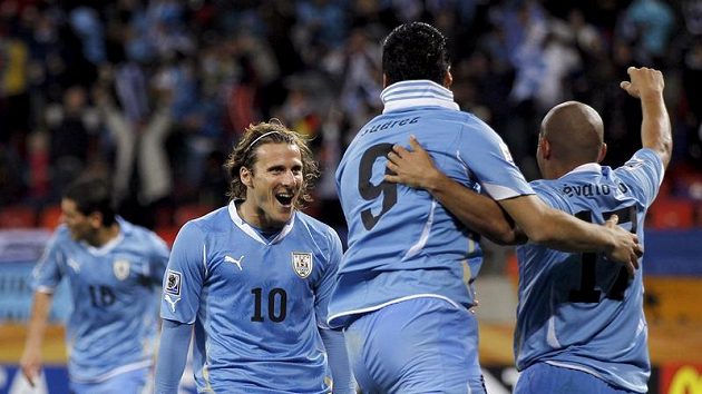 Uspějí fotbalisté Uruguaye v čele s Diegem Forlánem proti antifotbalu Paraguaye? Uspějí fotbalisté Uruguaye v čele s Diegem Forlánem proti antifotbalu Paraguaye?